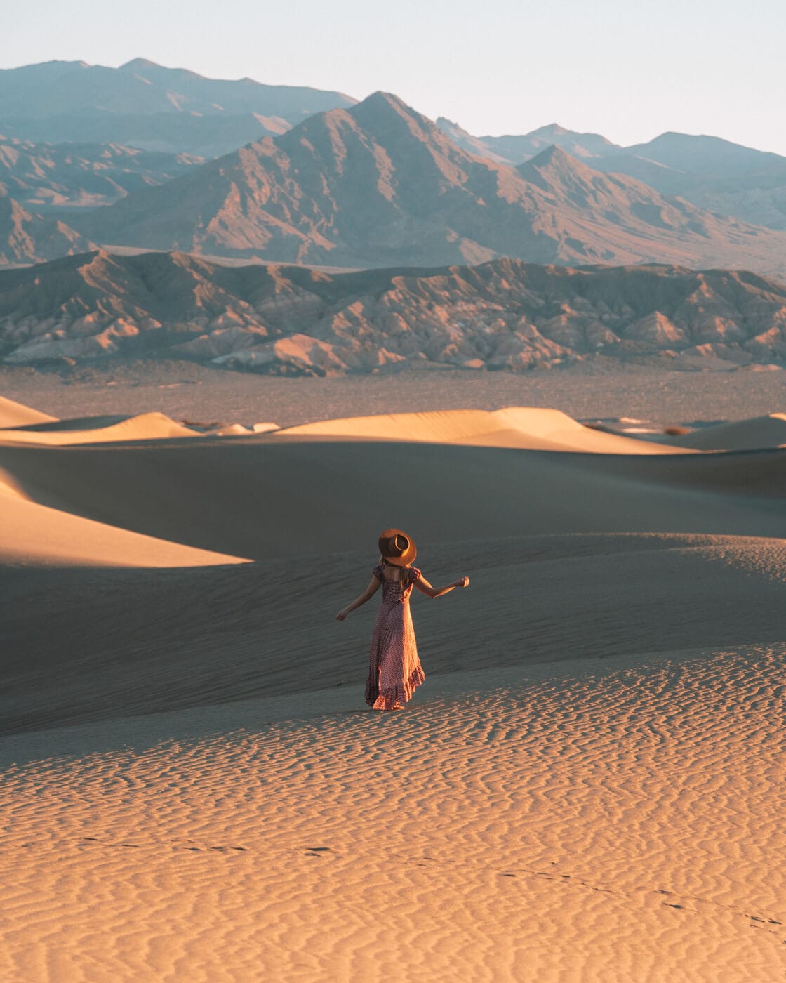Chica de pie con un vestido en Mesquite Flat Sand Dunes