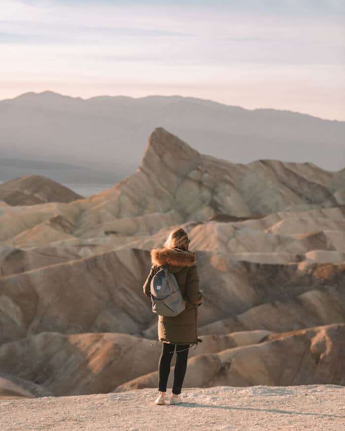 De pie frente a Zabriskie Point en el Parque Nacional Death Valley