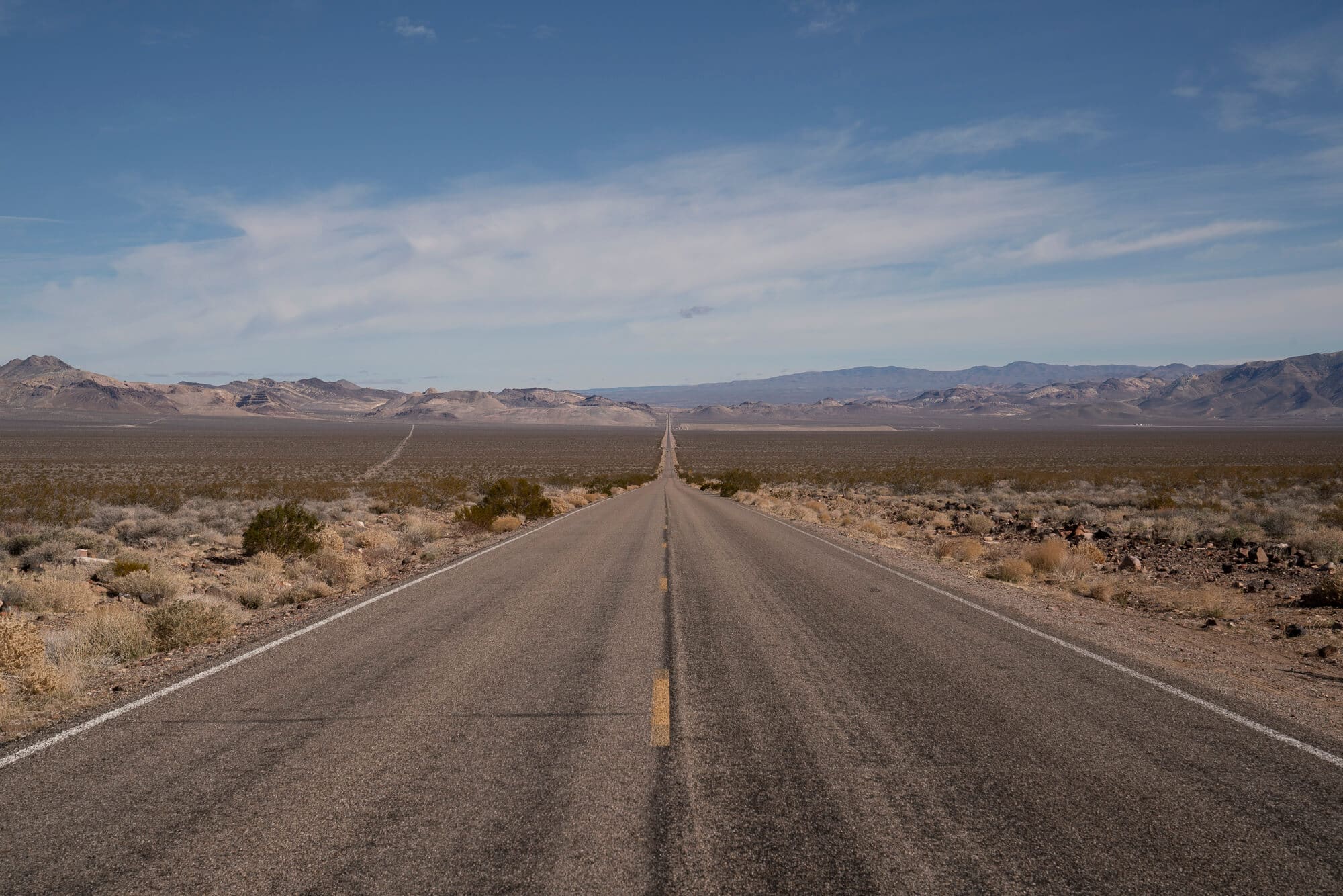 Largo camino pavimentado que atraviesa Death Valley, California