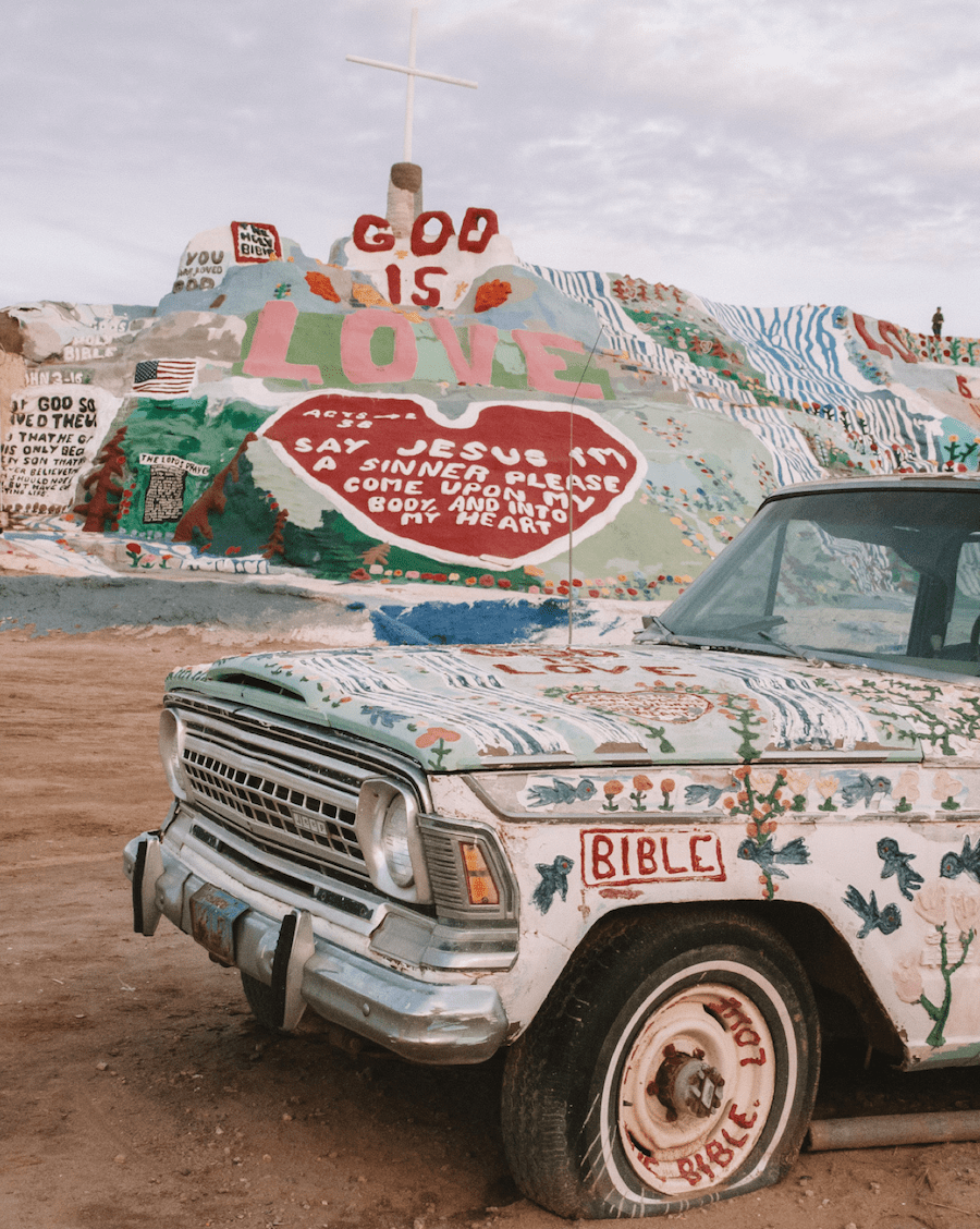 Salvation Mountain para lugares únicos para visitar en California