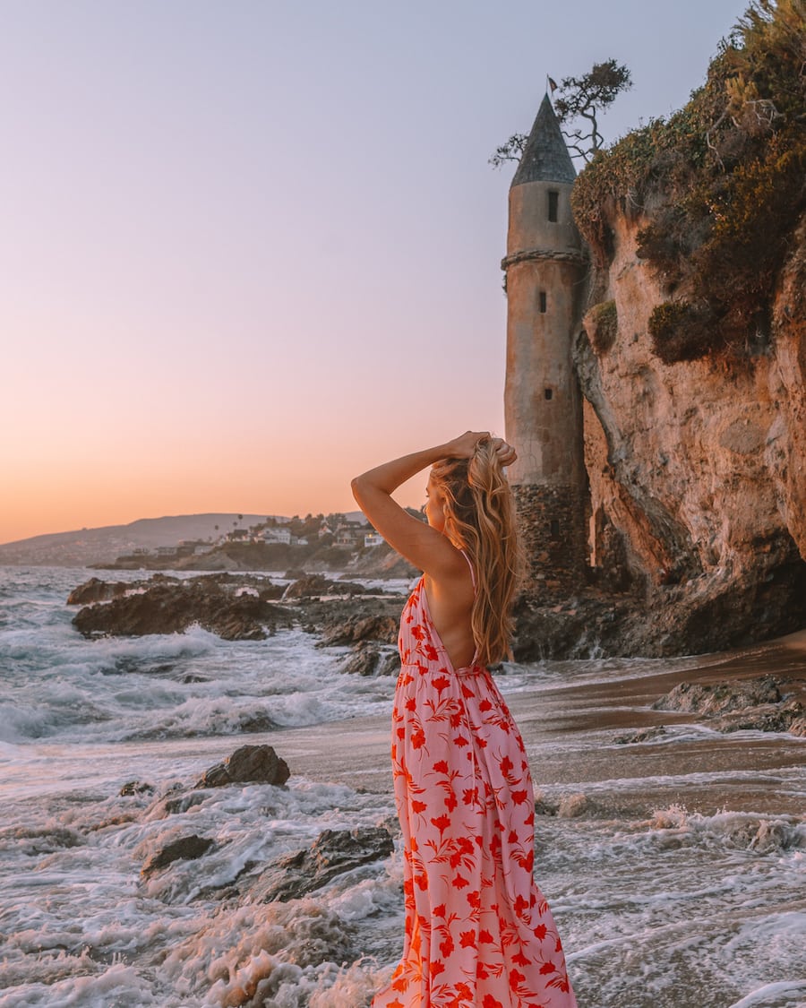 Michelle Halpern frente a la torre pirata en Laguna Beach