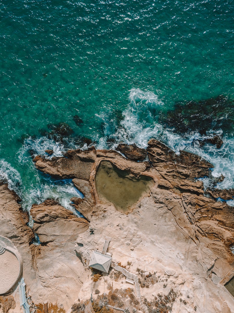 Toma aérea de Laguna Beach para lugares únicos para visitar en California blog