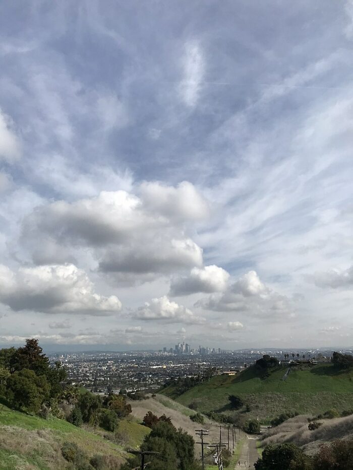 Vista del cielo nublado al norte del centro de Los Ángeles desde Baldwin Hills por Jengod vía Wikimedia cc