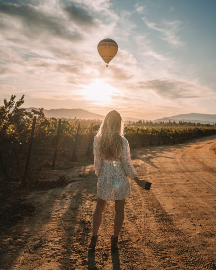 Michelle Halpern de pie en Temecula mirando un globo aerostático