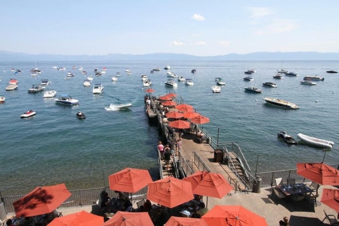 Sombrillas rojas en el muelle de West Shore Cafe and Inn