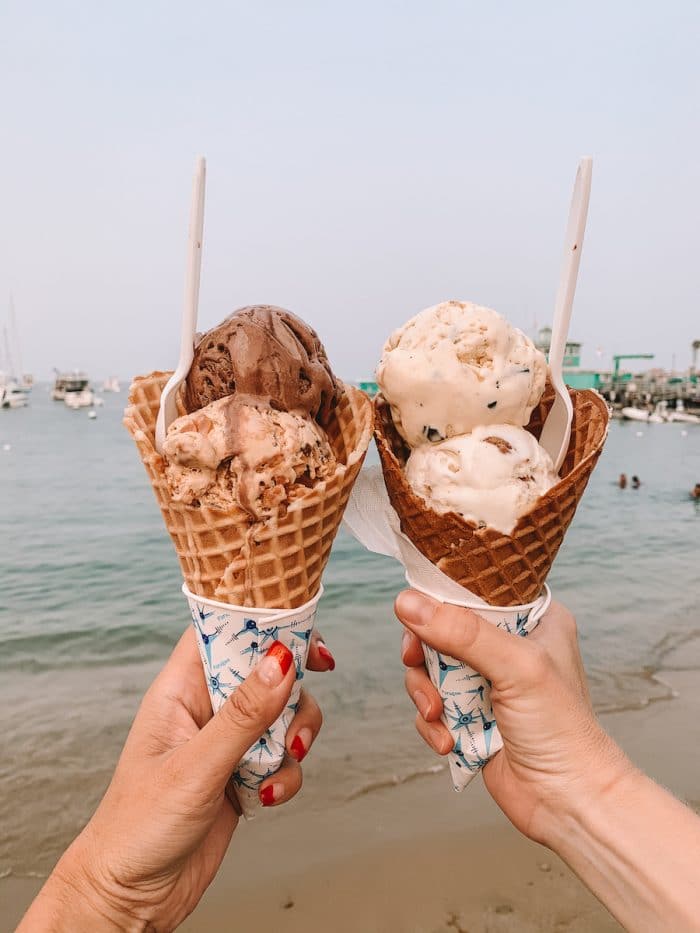 dos conos de helado de Lloyd's of Avalon, Catalina