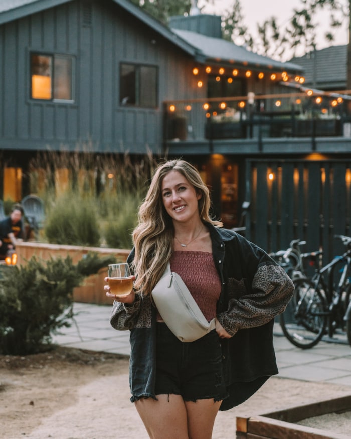 Michelle Halpern con una copa de vino en el Coachman Hotel