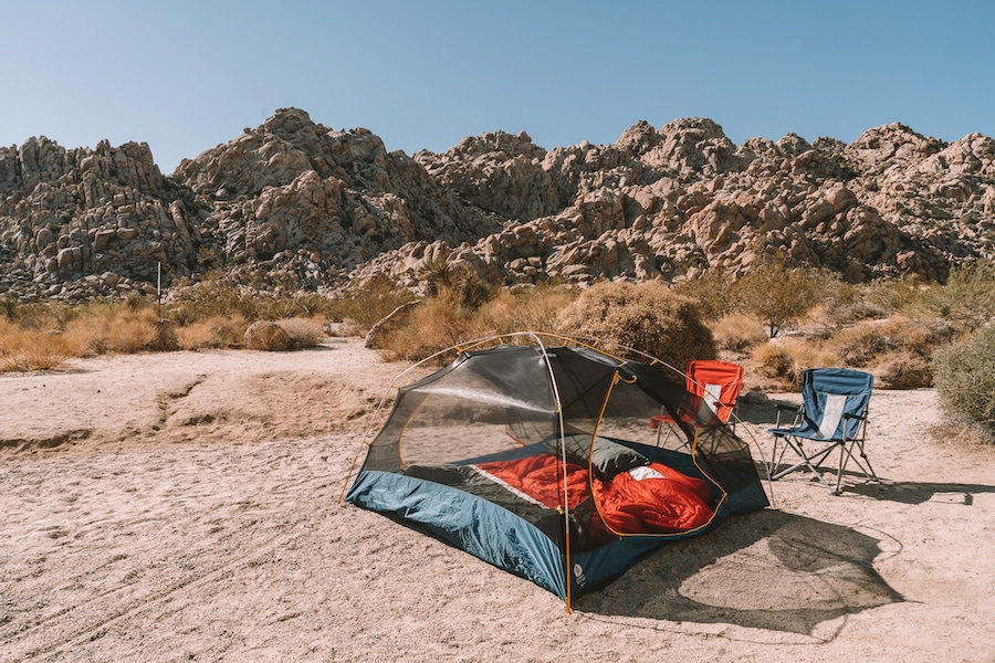 Tienda de campaña instalada en Joshua Tree