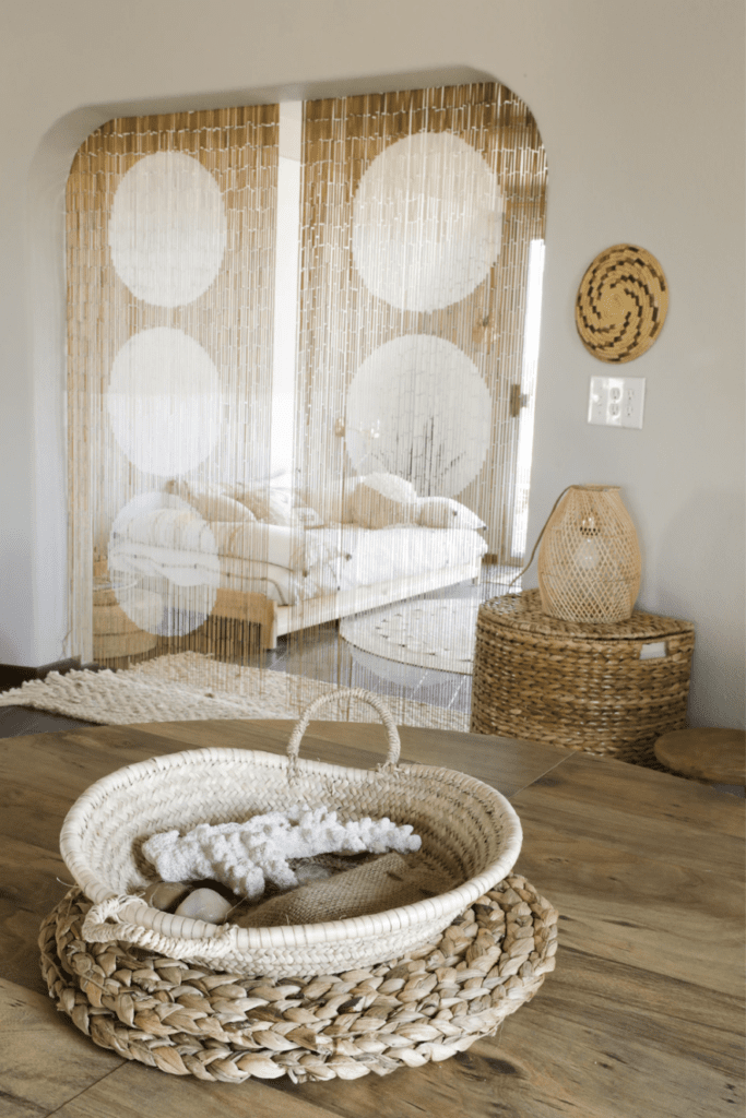 Interior de casa con cortina de cuentas en casa de cúpula geodésica - lugares únicos para quedarse en California