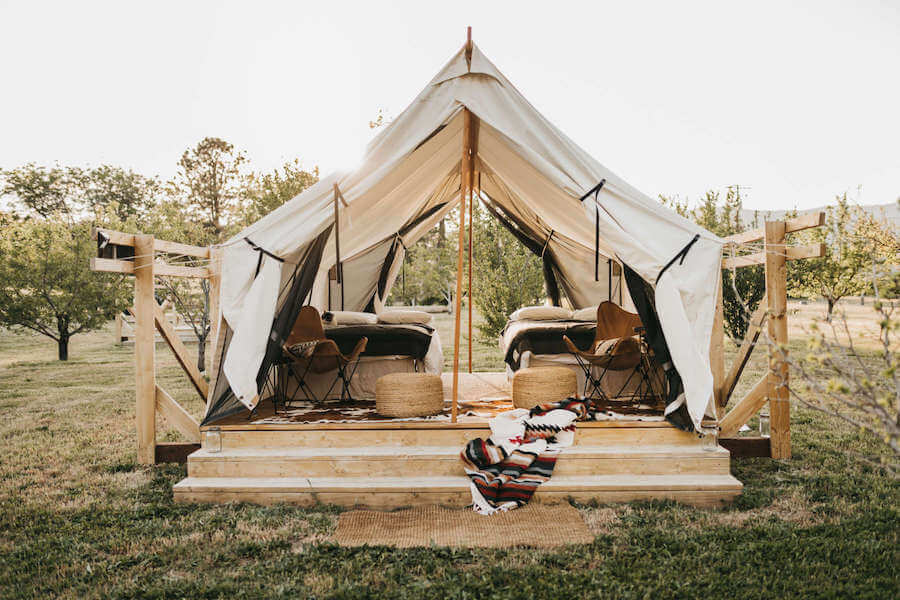 Carpa glamping bellamente decorada