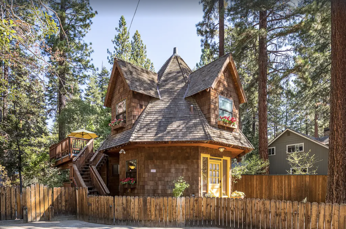 Exterior de Gingerbread Cottage en el lago tahoe - lugares únicos donde alojarse en California