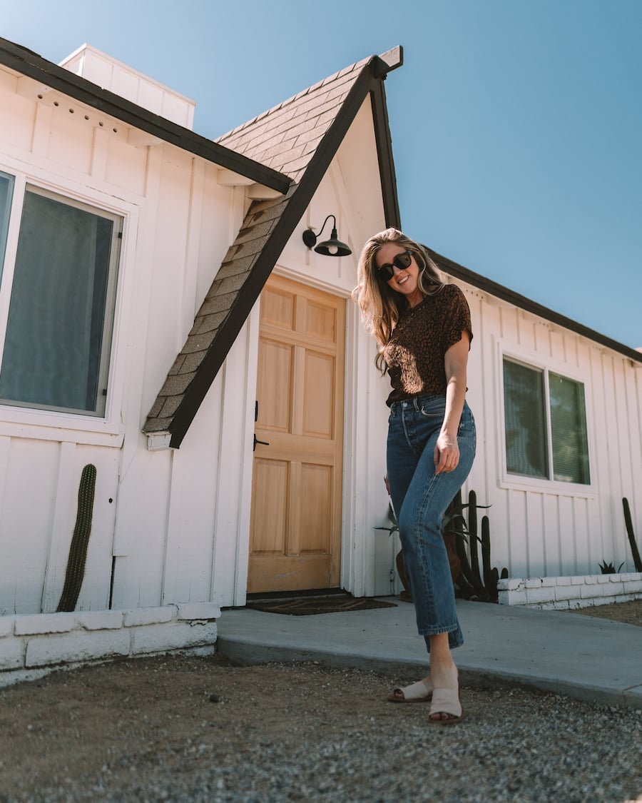 Michelle Halper posa afuera de Habibi House para cosas que hacer en el blog de Joshua Tree