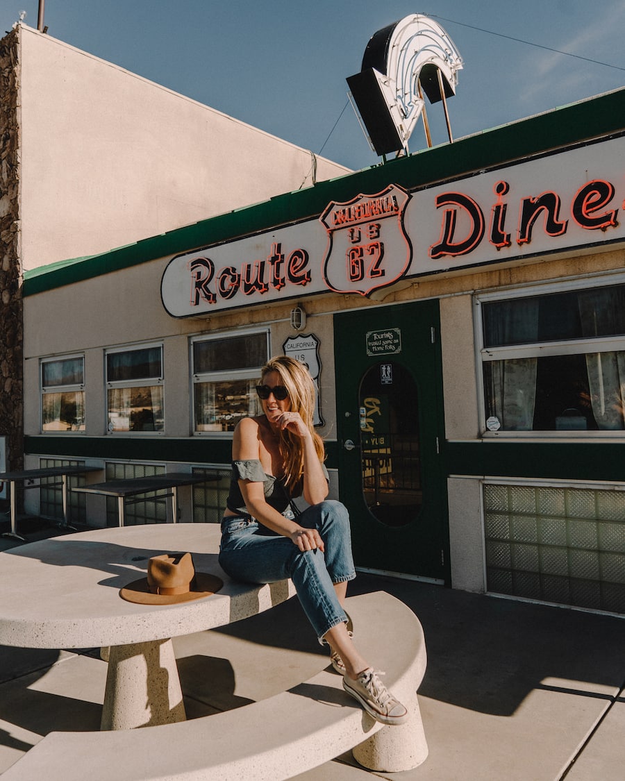 Michelle Halpern posa frente a un restaurante para cosas que hacer en el blog de Joshua Tree