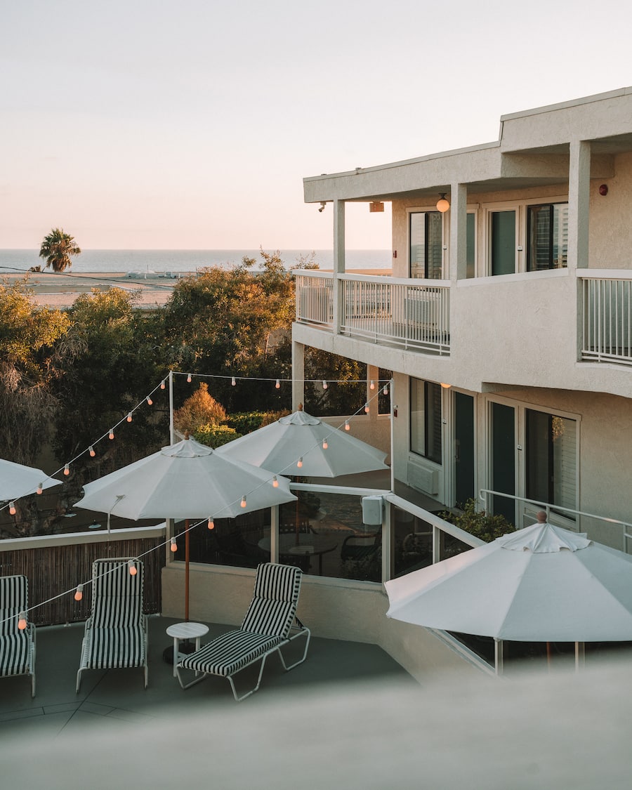 La piscina se encuentra con las vistas al mar en Laguna Beach House