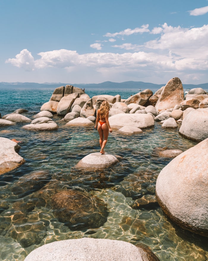 Michelle Halpern de pie sobre una roca en Creek Beach
