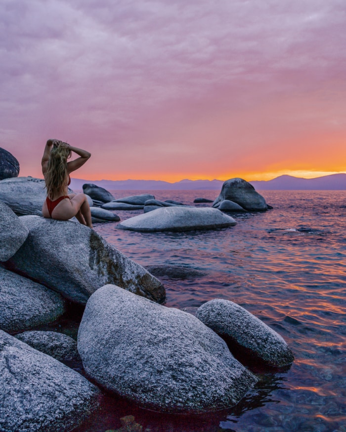 Michelle Halpern viendo la puesta de sol en Bonsai Rock