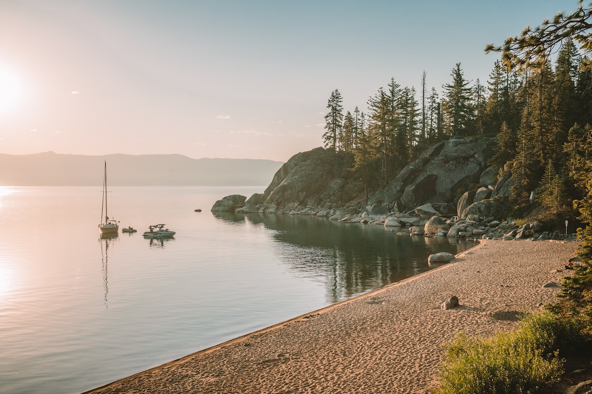 Vistas de Lester Beach en Lake Tahoe temprano en la mañana