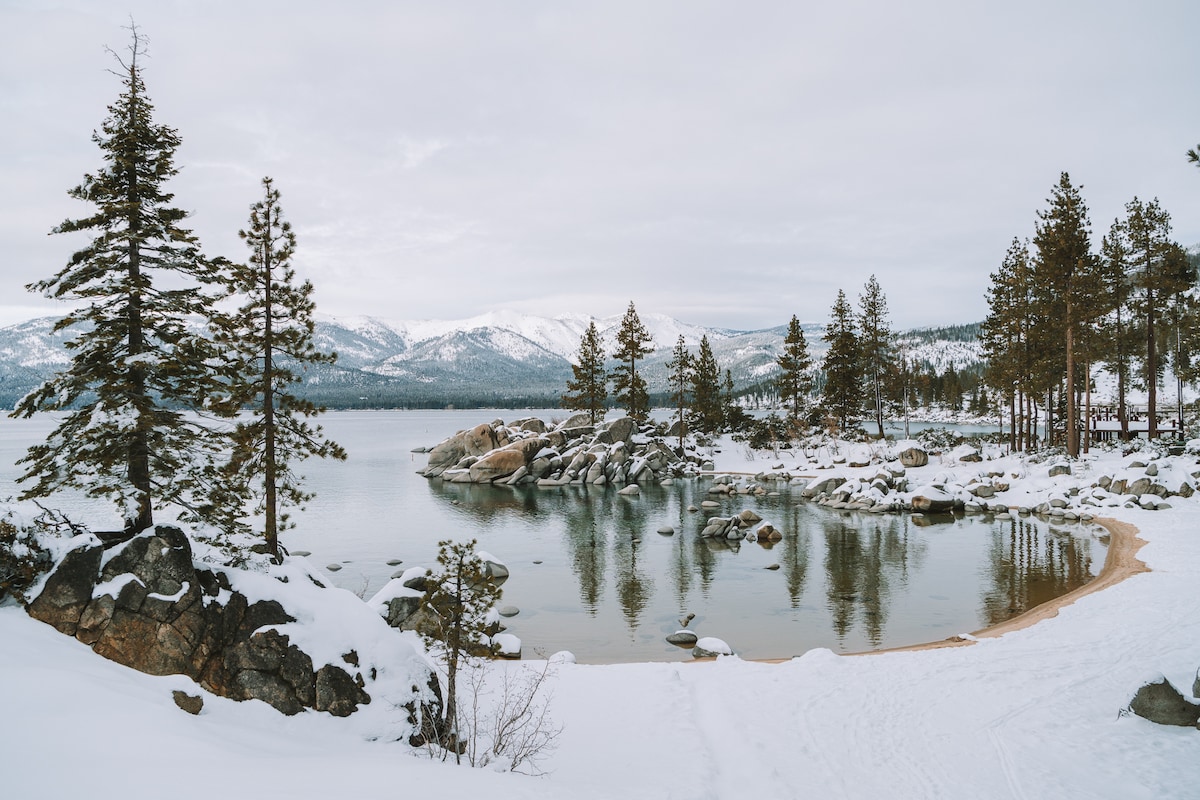 Vistas nevadas desde el parque estatal Sand Harbor