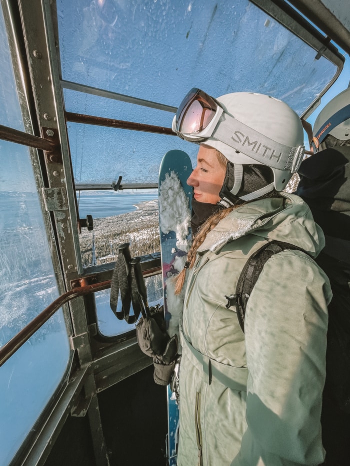Michelle Halpern con equipo de esquí en Heavenly Mountain Gondola