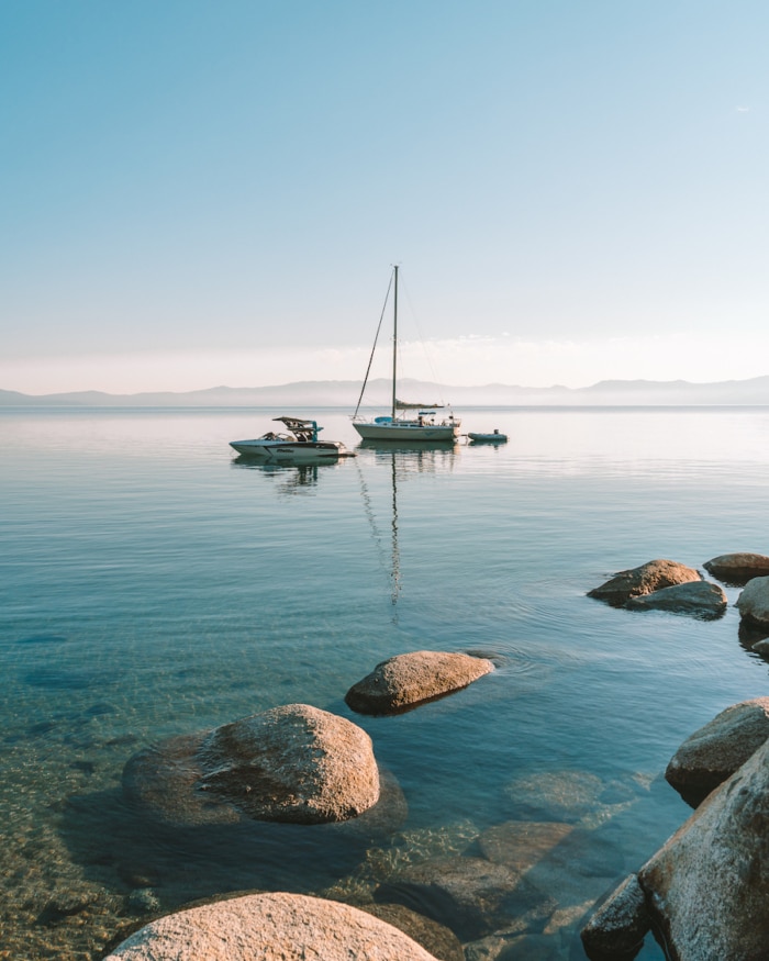 Vistas cristalinas y tranquilas del lago Tahoe desde Lester Beach