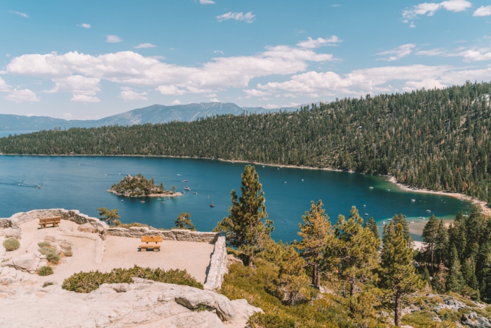 Vista de días soleados sobre Emerald Bay