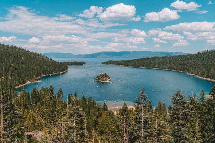 Vista de Emerald Bay desde arriba durante el día