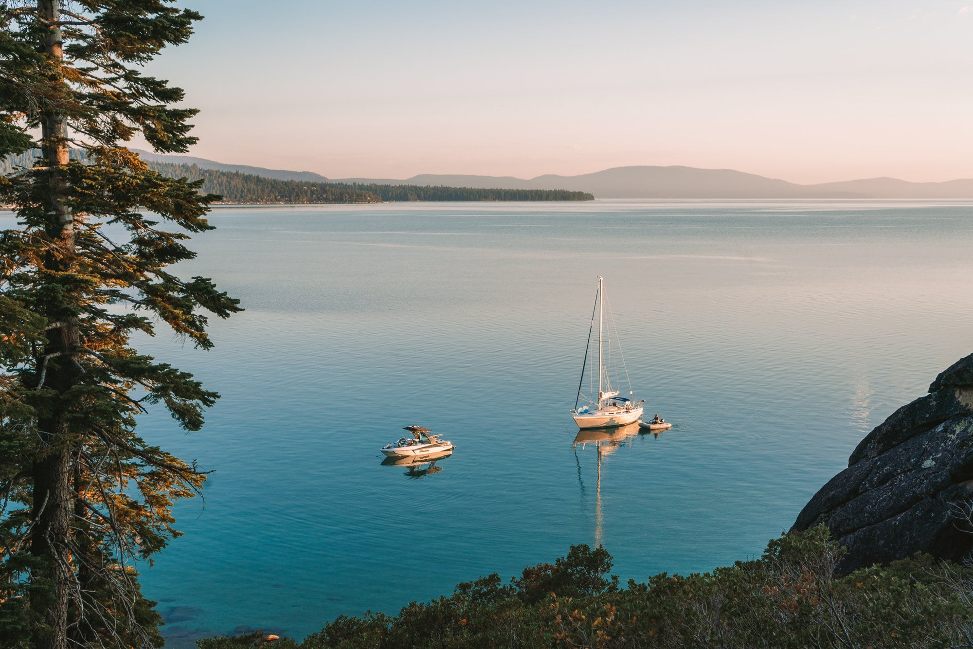 Vistas de Glassy Lake Tahoe con barcos flotando en el lago