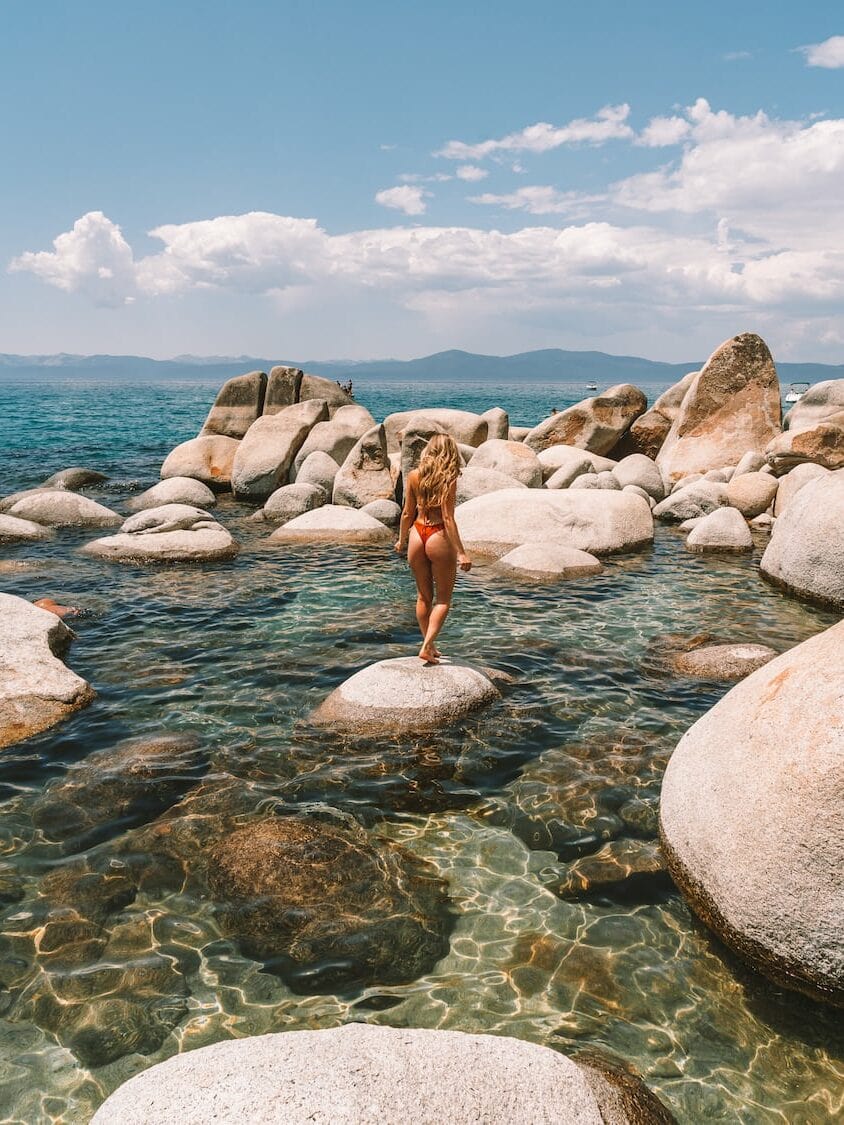 Michelle Halpern de pie sobre una roca en Creek Beach