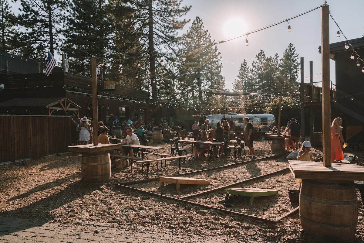Área al aire libre en South of North Brewing Co. en South Lake Tahoe