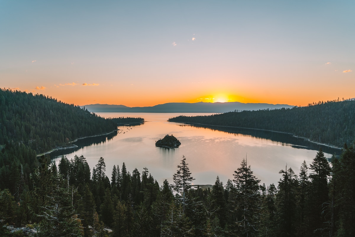 Vista del amanecer sobre Emerald Bay
