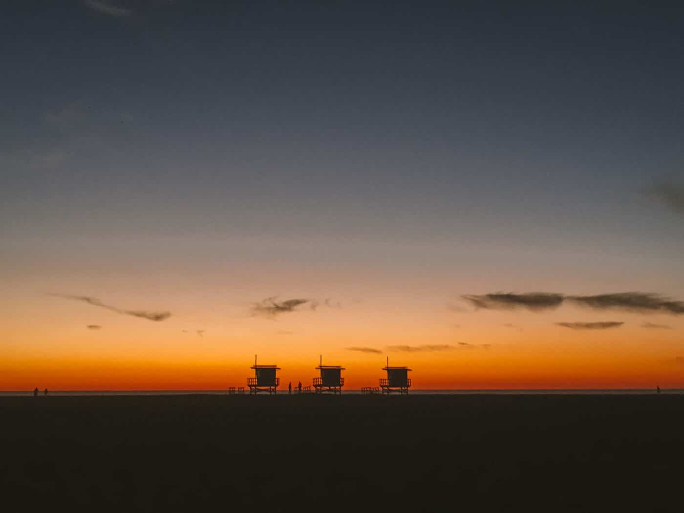 Puesta de sol de torres de salvavidas en Venice Beach