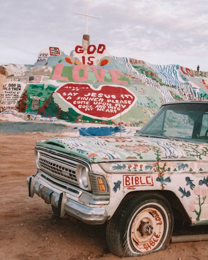 Montaña de la Salvación y coche pintado