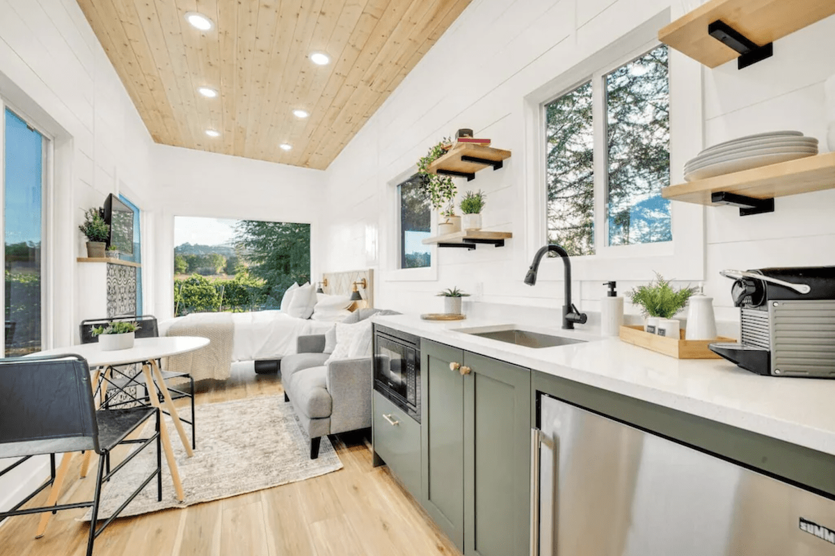 Interior blanco y verde salvia de una casa pequeña: lugares únicos para quedarse en California