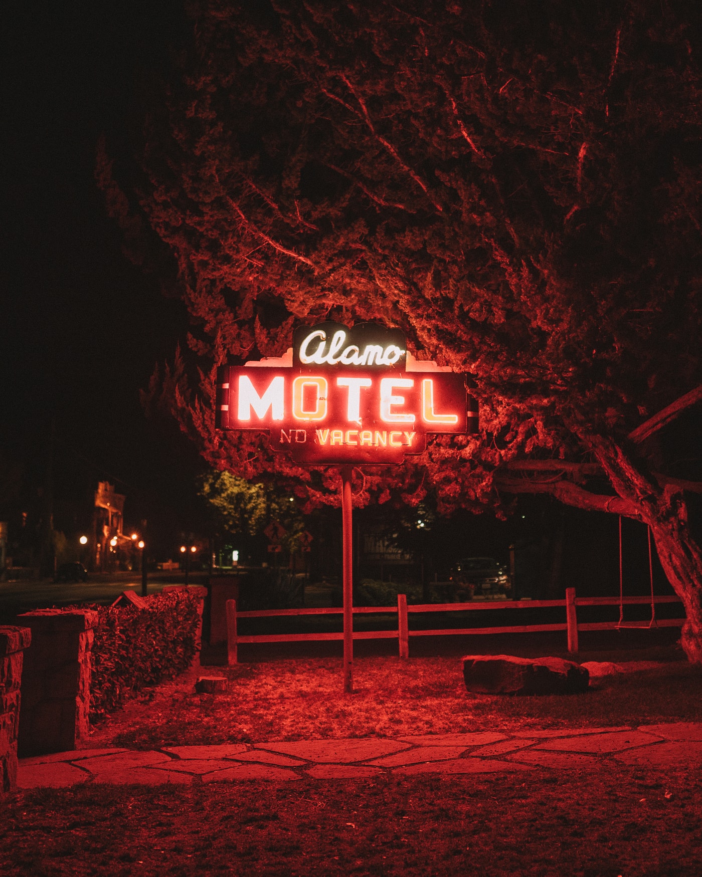 Letrero de neón en Alamo Motel