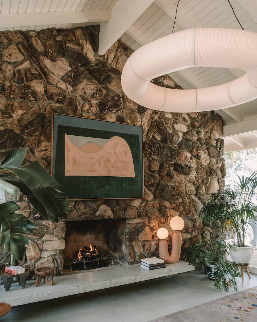 Chimenea en Capri Hotel en Ojai