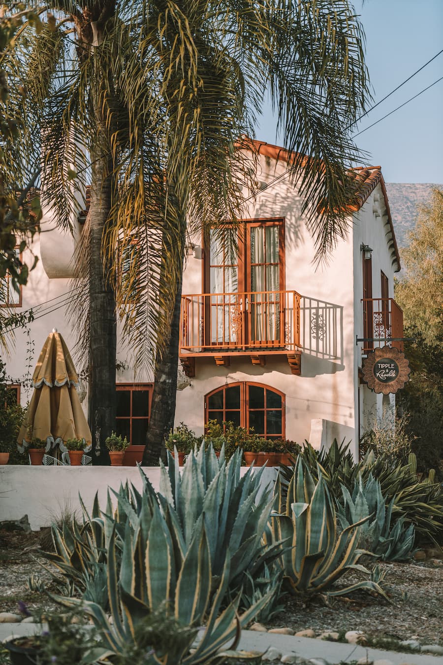 Palmera y casa española en Ojai