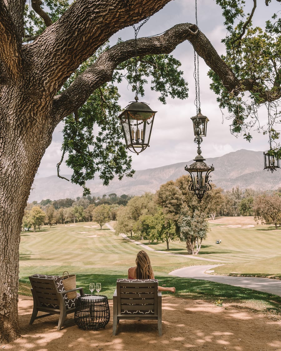 Michelle Halpern sentada y mirando la vista en Ojai